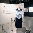 「明日ちゃんのセーラー服」原画展、リアルに再現された制服は作者の母手作り