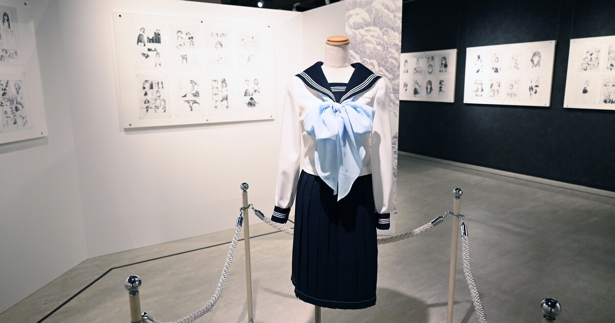 明日ちゃんのセーラー服」原画展、リアルに再現された制服は作者の母 