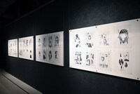 「博 漫画家デビュー15周年記念『明日ちゃんのセーラー服』原画展」の様子。