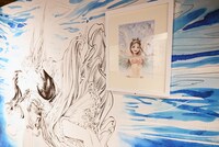 「博 漫画家デビュー15周年記念『明日ちゃんのセーラー服』原画展」の様子。
