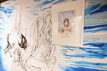 「博 漫画家デビュー15周年記念『明日ちゃんのセーラー服』原画展」の様子。
