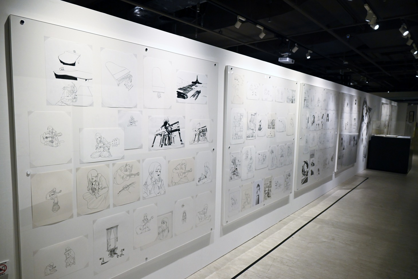 「博 漫画家デビュー15周年記念『明日ちゃんのセーラー服』原画展」の様子。