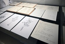 「博 漫画家デビュー15周年記念『明日ちゃんのセーラー服』原画展」の様子。