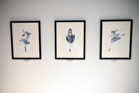 「博 漫画家デビュー15周年記念『明日ちゃんのセーラー服』原画展」の様子。