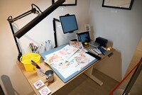 「博 漫画家デビュー15周年記念『明日ちゃんのセーラー服』原画展」の様子。