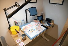 「博 漫画家デビュー15周年記念『明日ちゃんのセーラー服』原画展」の様子。