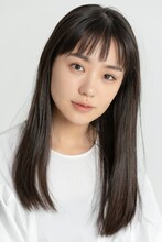 鴻田麻里役の奈緒。