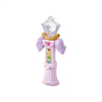 「ハッピーセット『わんだふるぷりきゅあ！』」第1弾おもちゃの「まわる！キラキラ フレンドリータクト」。プリキュアのアイテム「フレンドリータクト」
をモチーフにしたおもちゃで、ボタンを押してクリスタルをくるくる回して遊ぶ。クリスタルの中には犬飼こむぎのホログラムが入っている。