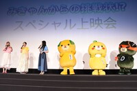 左から高橋李依、伊藤美来、雨宮天、みきゃん、こみきゃん、ダークみきゃん。