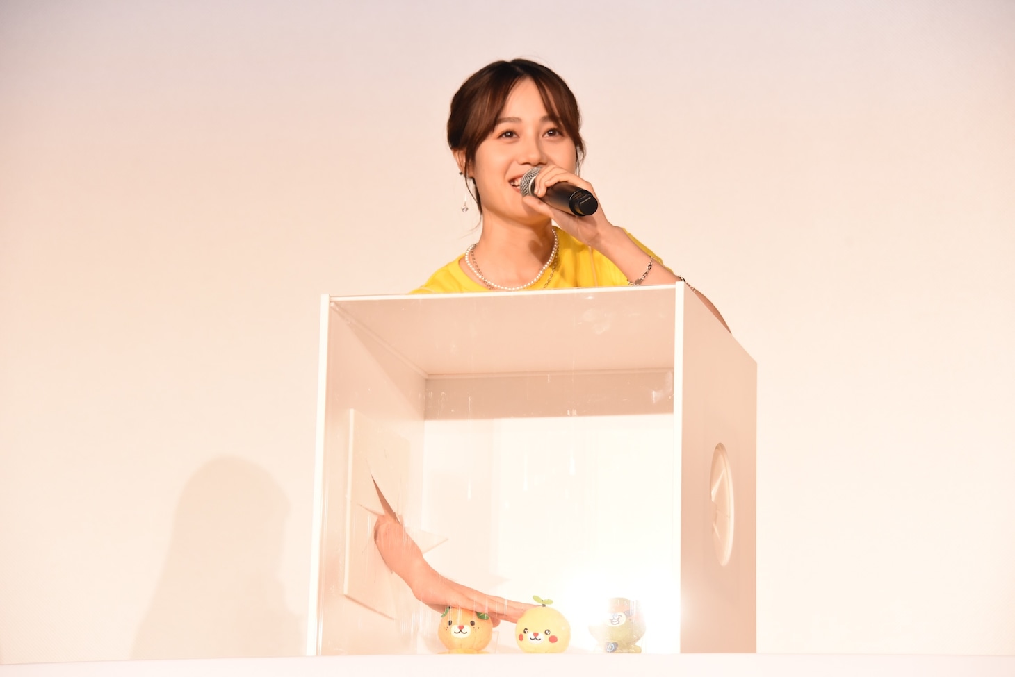 こみきゃんからのクイズに挑戦する伊藤美来。
