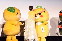 こみきゃんの感触を確認する伊藤美来。