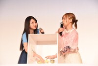 こみきゃんから伊藤美来へ出されたクイズに協力する雨宮天、高橋李依。