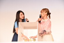 こみきゃんから伊藤美来へ出されたクイズに協力する雨宮天、高橋李依。