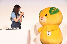 みきゃんにクイズのヒントを求める雨宮天。