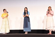 左から伊藤美来、雨宮天、高橋李依。