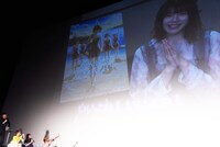 竹達彩奈からのVTRコメントを見るキャスト陣。