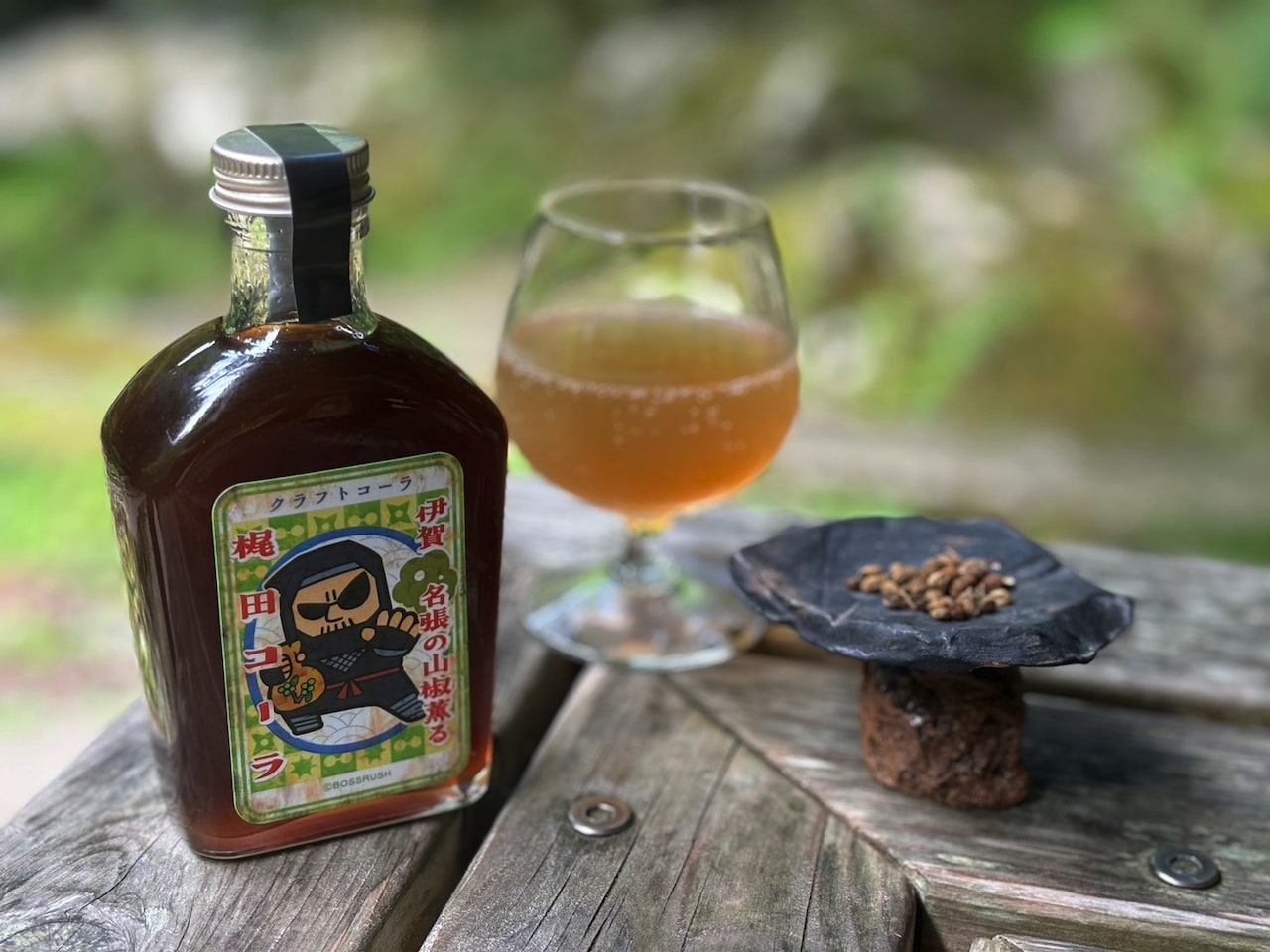 マフィア梶田監修のコーラが故郷のふるさと納税返礼品に、ラベルは大川ぶくぶ描き下ろし