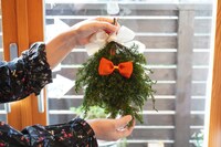 スワッグの背面にもリボンがあしらわれている。