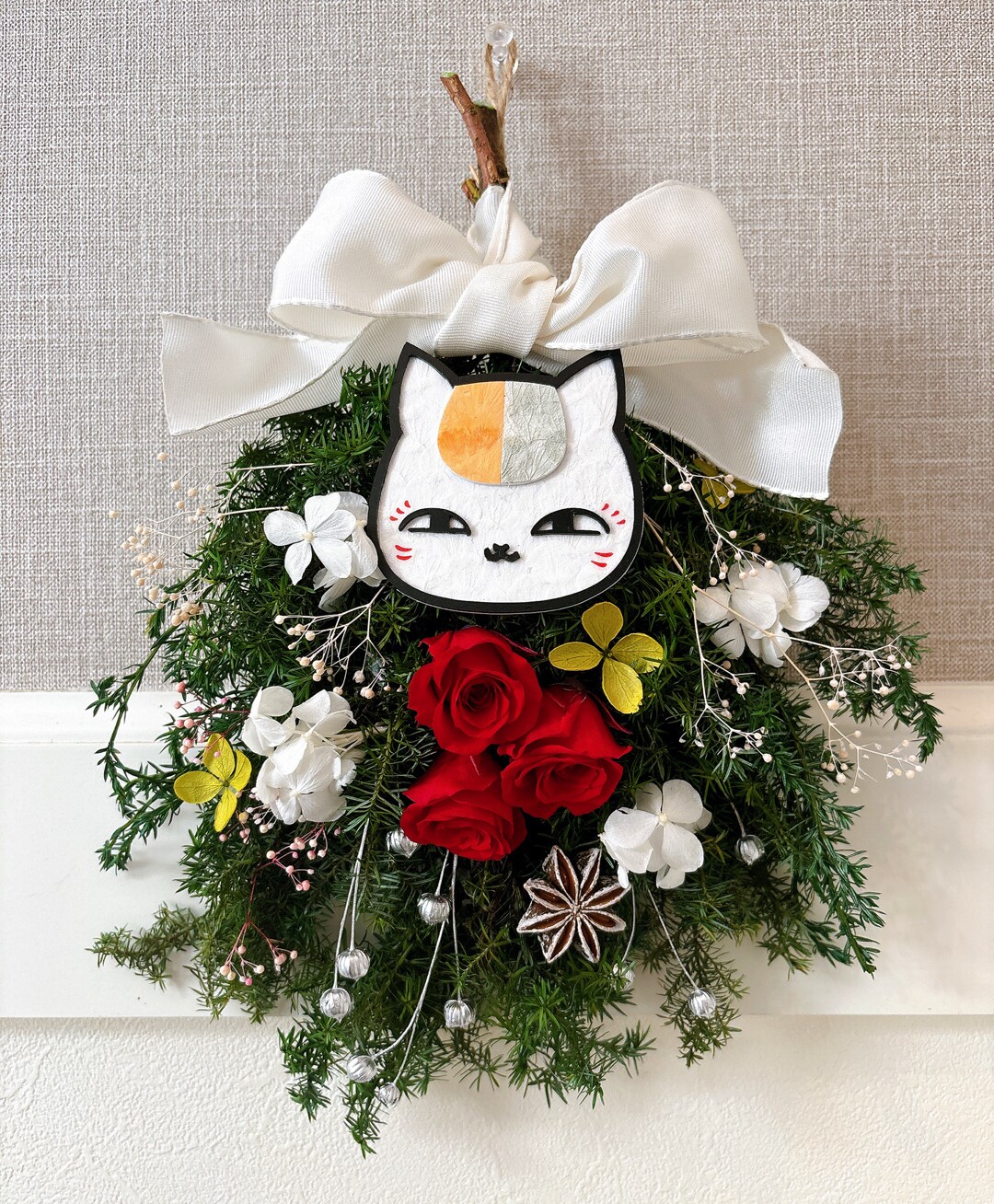 「夏目友人帳」ニャンコ先生＆斑のスワッグ、花びらを貼り合わせてふんわり感を演出