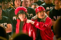 映画「はたらく細胞」の新規場面写真より、板垣李光人演じる新米赤血球と、加藤諒演じる先輩赤血球。