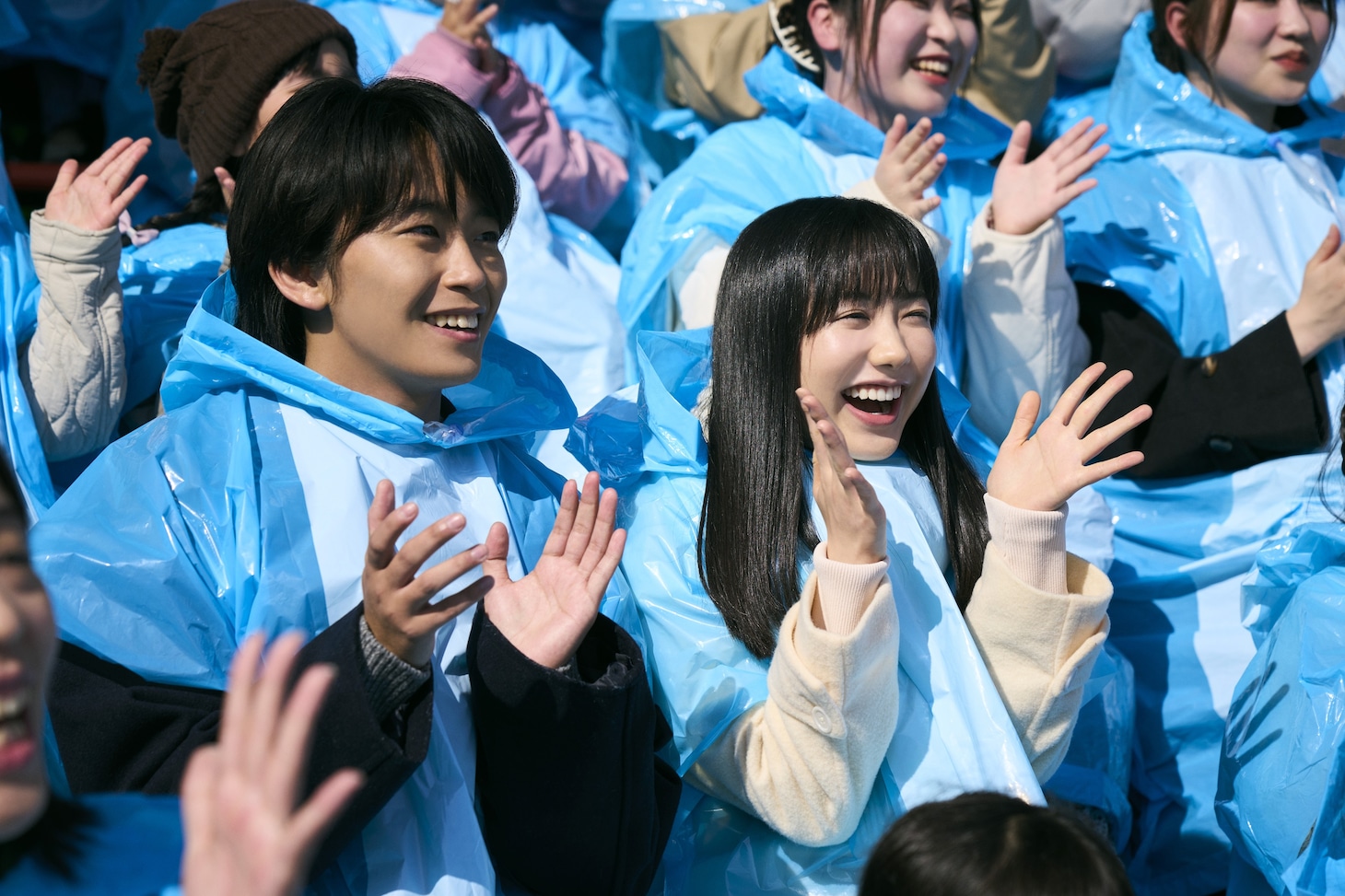 映画「はたらく細胞」の新規場面写真より、芦田愛菜演じる日胡と、加藤清史郎演じる武田先輩。