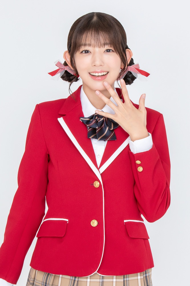 里菜扮する鈴賀レナ。