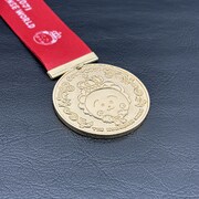 特典付き入場チケットの購入でもらえるオリジナルメダル。 ※デザイン・仕様等は変更になる可能性あり。