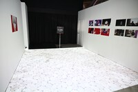 「東京喰種EX.（イーエックス）」の様子。歩い場所に血飛沫が舞う演出の展示。