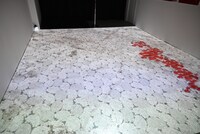 「東京喰種EX.（イーエックス）」の様子。歩いた場所に血飛沫が舞う演出の展示。