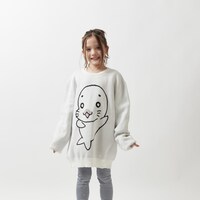 ゴマちゃんのセーター（オフホワイト）の着用イメージ。