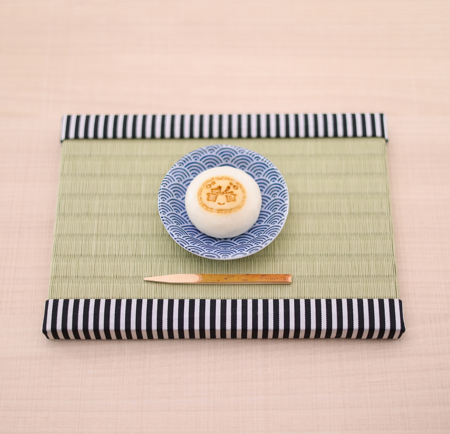 「おまんじゅうにぎにぎマスコット」の「10さいまんじゅう（こしあん）」。