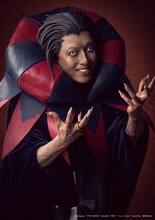 吉田メタル扮するキャスター。