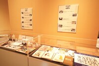 「創作の現場」を伝える「机周り」の展示。会場内は写真撮影が自由なのも特徴だ。