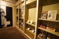 愛蔵書などを展示している一角。11月上旬の内覧会で撮影したものだが、この後さらに展示物が追加され、現在は少し展示の様子が異なる。