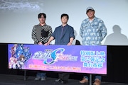 劇場アニメ「機動戦士ガンダムSEED FREEDOM」特別版の上映記念舞台挨拶の様子。左から仲寿和プロデューサー、キラ・ヤマト役の保志総一朗、福田己津央監督。
