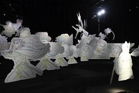 「アニメ『鬼滅の刃』柱展 －そして無限城へ－」より「柱－躍動」の展示エリア。(c)吾峠呼世晴／集英社・アニプレックス・ufotable