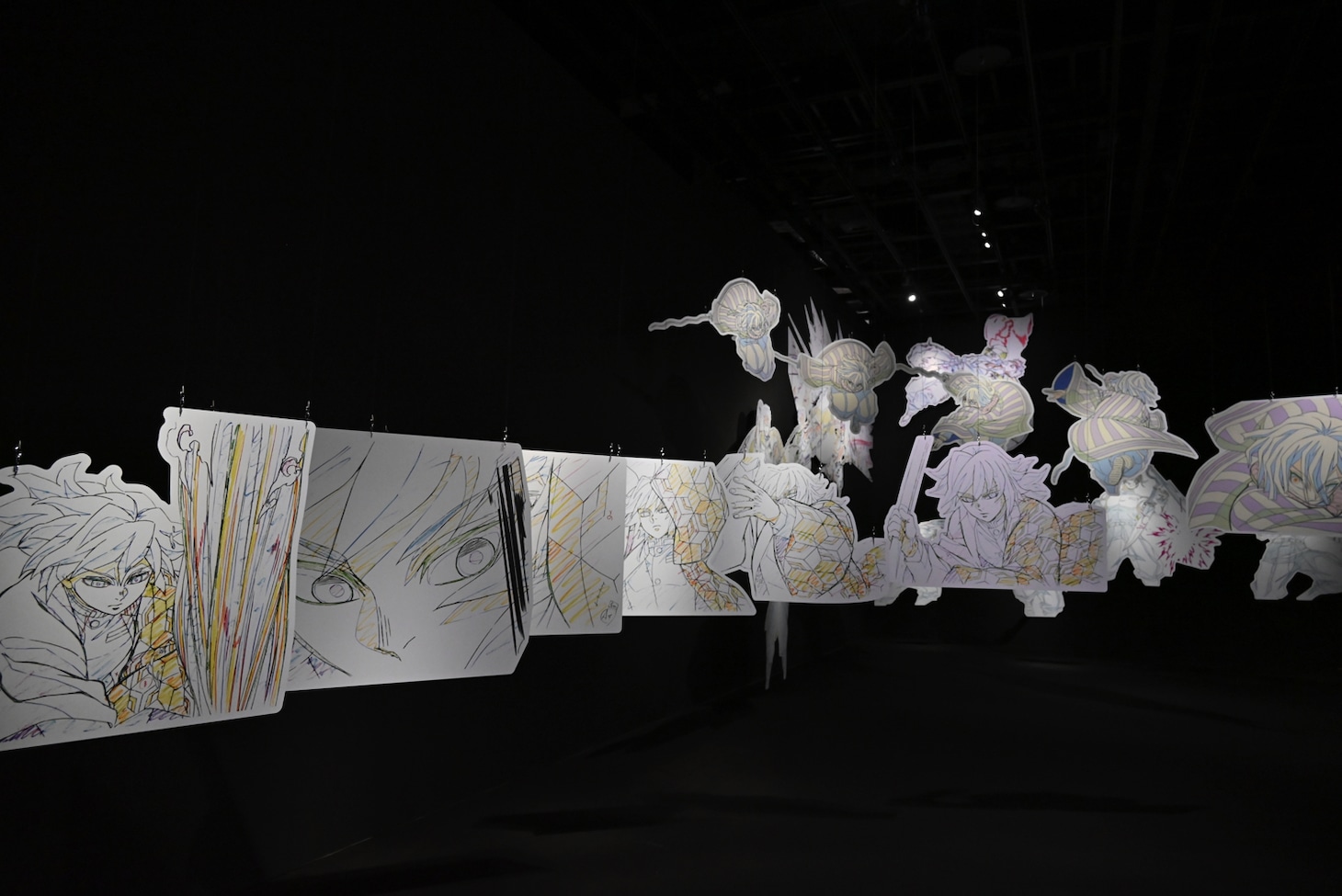 「アニメ『鬼滅の刃』柱展 －そして無限城へ－」より「柱－躍動」の展示エリア。(c)吾峠呼世晴／集英社・アニプレックス・ufotable