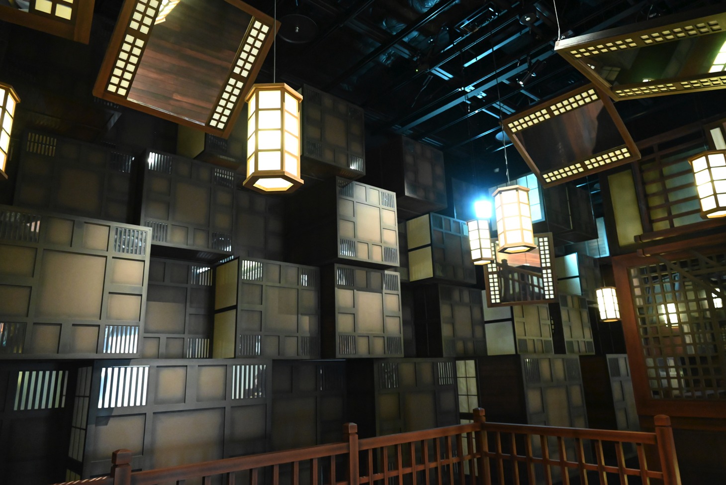 「アニメ『鬼滅の刃』柱展 －そして無限城へ－」より「そして無限城へ」の展示エリア。(c)吾峠呼世晴／集英社・アニプレックス・ufotable