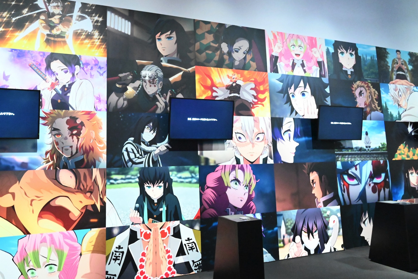 「アニメ『鬼滅の刃』柱展 －そして無限城へ－」より「柱－言葉」の展示エリア。(c)吾峠呼世晴／集英社・アニプレックス・ufotable