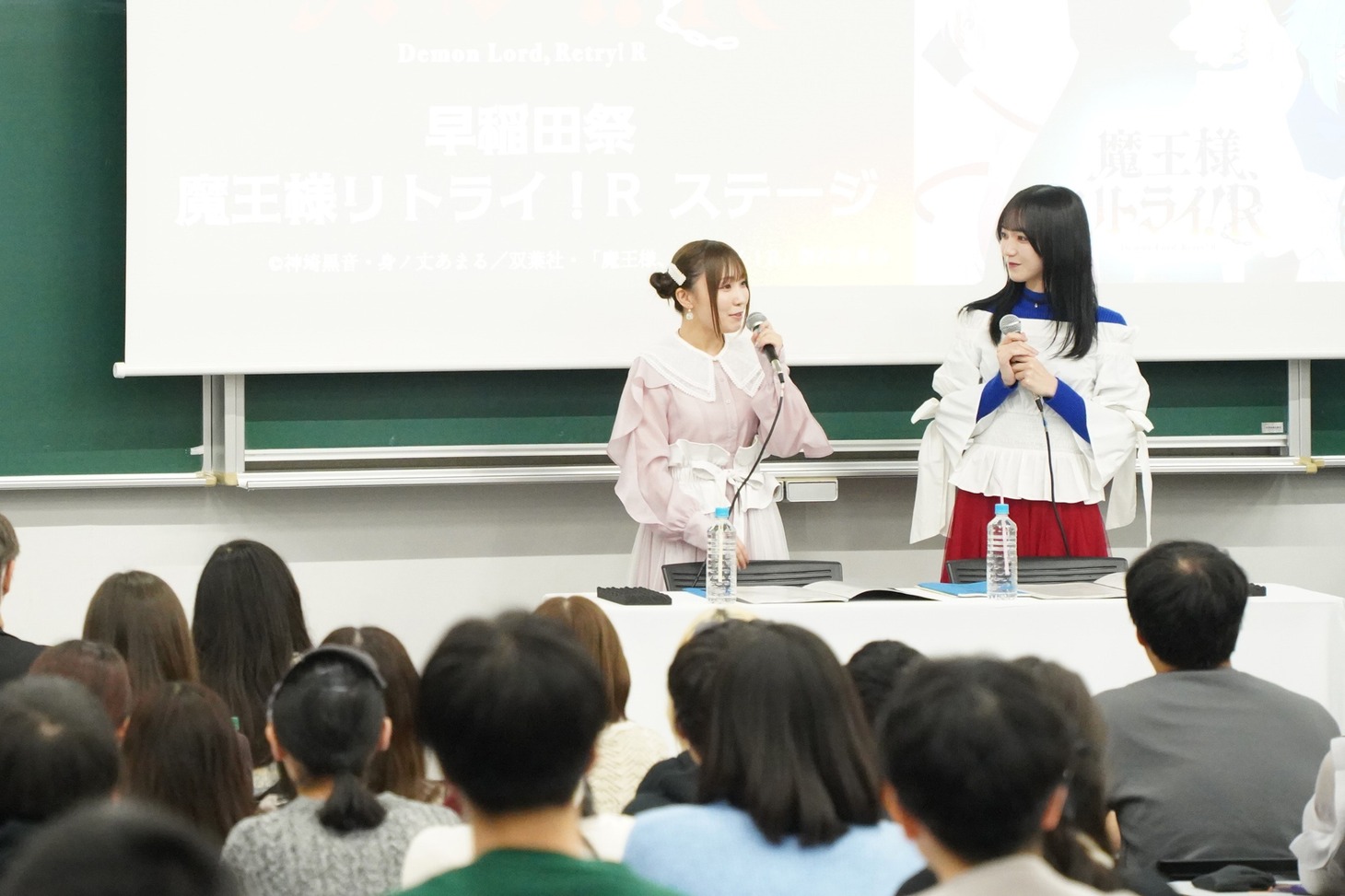 左から鈴木愛奈、野口衣織。
