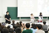 左から藍沢亮プロデューサー、鈴木愛奈、野口衣織。