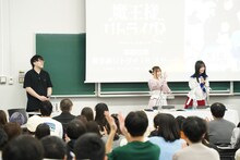 左から藍沢亮プロデューサー、鈴木愛奈、野口衣織。