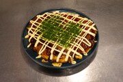 作中のメニューを再現したお好み焼き。