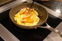 作中のメニューを再現したお好み焼きの制作風景。