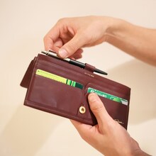 「富野由悠季の財布」の使用イメージ。