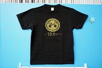 「おまんじゅうにぎにぎマスコット10th Birthday Party POP UP SHOP」で販売されているTシャツ。