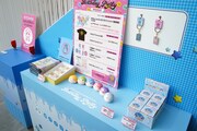 「おまんじゅうにぎにぎマスコット10th Birthday Party POP UP SHOP」で販売されているグッズのラインナップ。