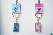 「おまんじゅうにぎにぎマスコット10th Birthday Party POP UP SHOP」で販売されている「ご当地キーホルダー」。