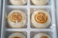 「おまんじゅうにぎにぎマスコット10th Birthday Party POP UP SHOP」で販売されている「10さいまんじゅう（こしあん）」。