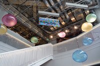 頭上にはエンスカイオリジナルのおまんじゅうのバルーンがプカプカと浮かんでいる。